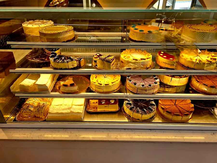Tortenvitrine mit vielen verschiedenen Torten und Kuchen